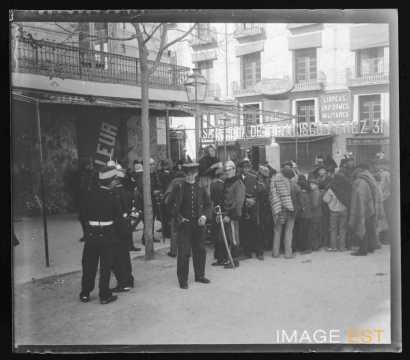 Groupe de soldats et civils (Espagne ?)