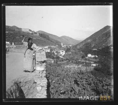 Femme en costume traditionnel (Espagne).