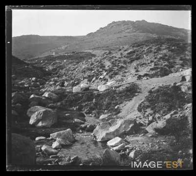 Paysage montagneux (Saint-Sébastien ?)