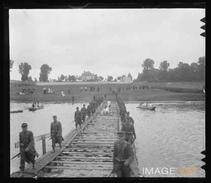 Traversée d'une passerelle (Art-sur-Meurthe)