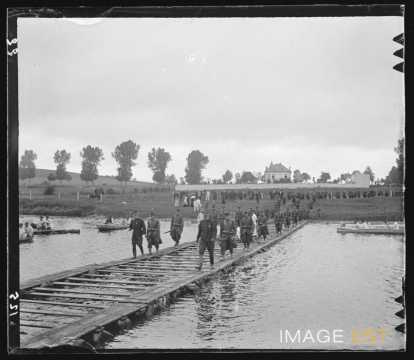 Traversée d'une passerelle par des officiers (Art-sur-Meurthe)