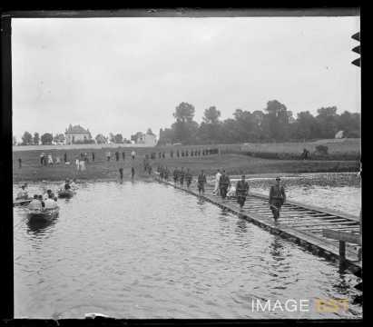 Traversée d'une passerelle par des hussards (Art-sur-Meurthe)