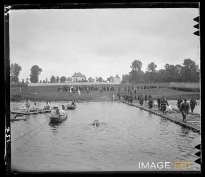 Traversée d'une passerelle (Art-sur-Meurthe)