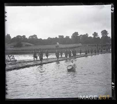 Traversée d'une passerelle (Art-sur-Meurthe)