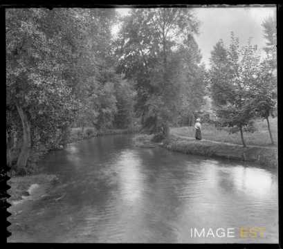 Femme au bord d'une rivière (Varangeville-sur-Mer)