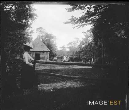 Femme devant une ferme (Varangeville-sur-Mer)