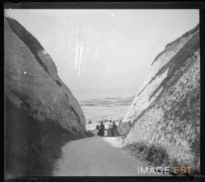 Promeneurs dans une gorge (Berneval-le-Grand)