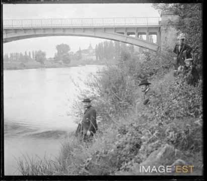 Groupe de personnes (Flavigny-sur-Moselle)