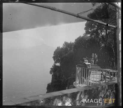 Homme sur un belvédère (Italie)