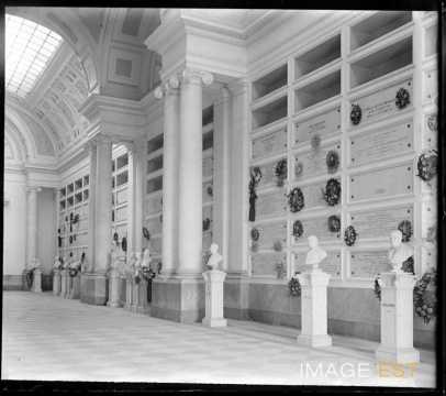 Intérieur d'une nécropole (Italie)