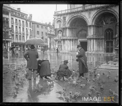 Groupe de voyageurs place Saint-Marc (Venise)
