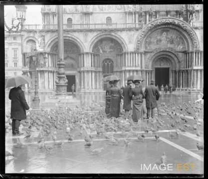 Groupe de voyageurs place Saint-Marc (Venise)
