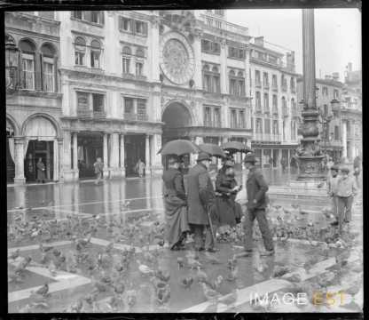 Groupe de voyageurs place Saint-Marc (Venise)