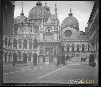 Cour du palais des Doges (Venise)