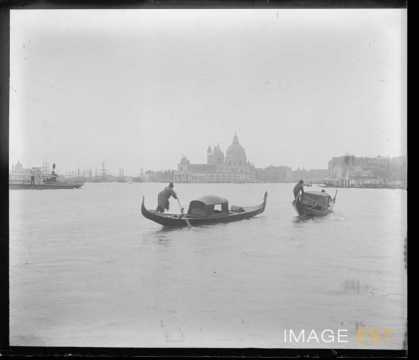 Gondoles sur le Grand canal (Venise)
