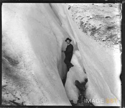 Paul Michels dans un glacier (Suisse)