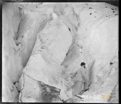 Homme dans un glacier (Suisse)