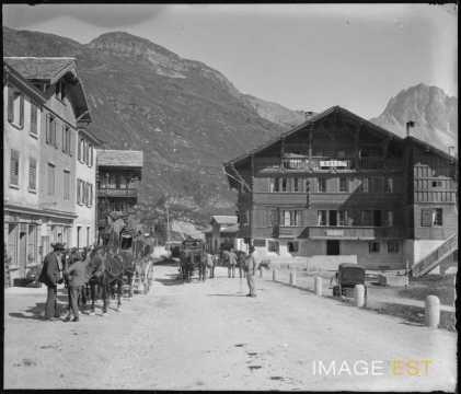 Diligences devant l'hôtel Schweizerhaus (Maloja)