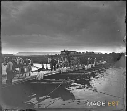 Traversée d'une passerelle par des hussards (Jarville-la-Malgrange)