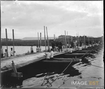 Traversée d'une passerelle par des officiers (Jarville-la-Malgrange)