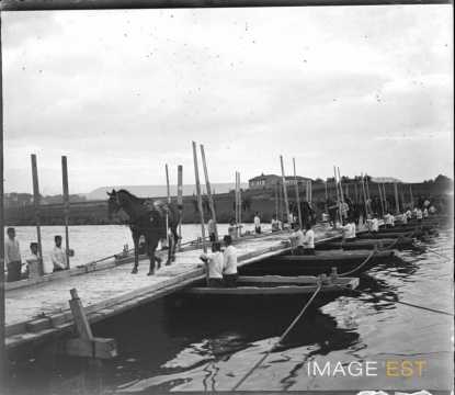Traversée d'une passerelle par des officiers (Jarville-la-Malgrange)