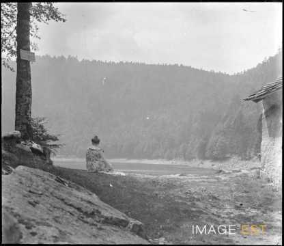 Femme au bord d'un lac (La Bresse)