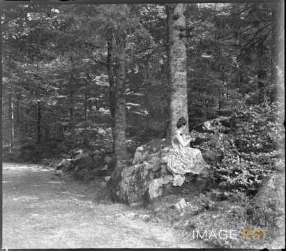 Femme dans une forêt (Vosges)