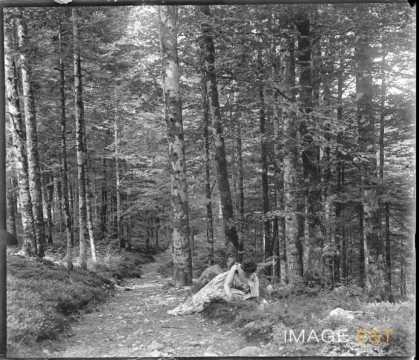 Femme dans une forêt (Vosges)