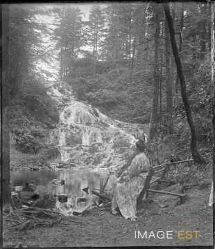 Femme devant une cascade (Tendon)