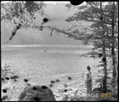 Femme au bord d'un lac (Vosges)