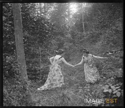 Deux femmes dans une forêt (Vosges ?)
