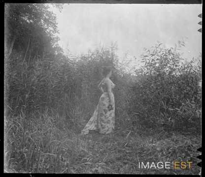 Femme au milieu de roseaux (Vosges ?)