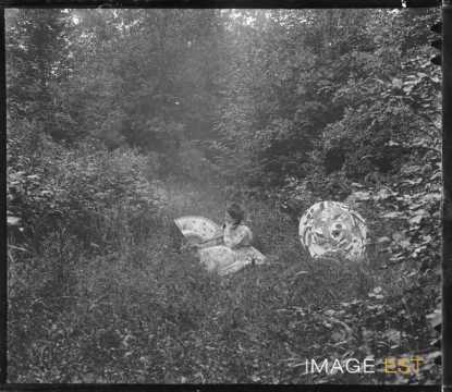 Femme dans une forêt (Vosges ?)