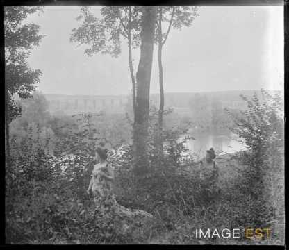 Deux femmes au bord d'une rivière (Vosges ?)