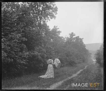 Femme dans une forêt (Vosges ?)