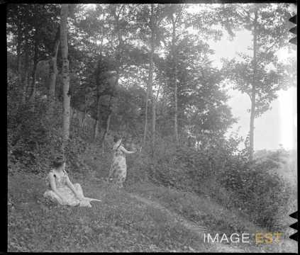 Deux femmes dans une forêt (Vosges ?)