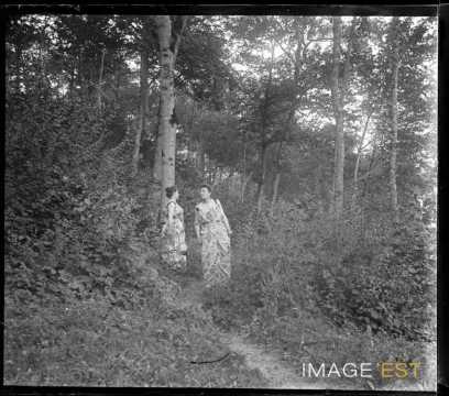 Deux femmes dans une forêt (Vosges ?)