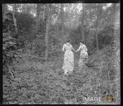 Deux femmes dans une forêt (Vosges ?)