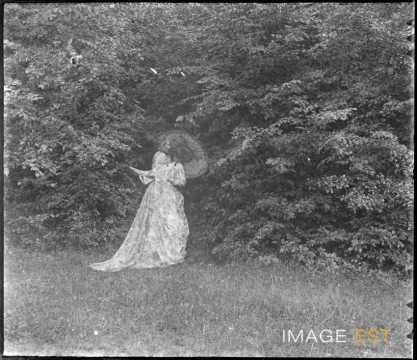 Femme dans une forêt (Vosges ?)