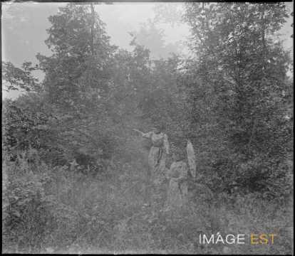 Deux femmes dans une forêt (Vosges ?)
