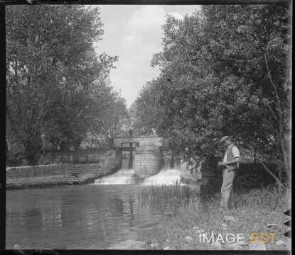 Jeune homme au bord d'une rivière (Meurthe-et-Moselle ?)