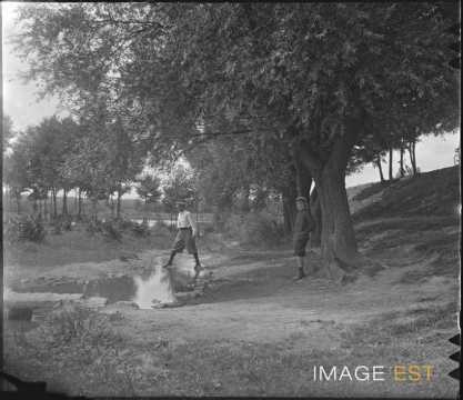 Près d'un ruisseau (Meurthe-et-Moselle ?)