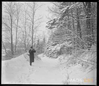 Homme dans une forêt enneigée (Meurthe-et-Moselle ?)