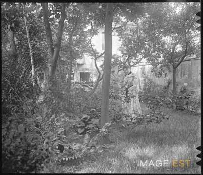 Femme dans un jardin (Nancy)