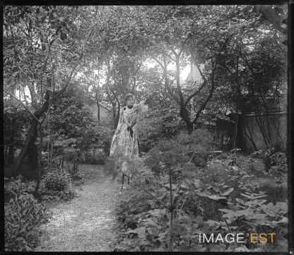 Femme dans un jardin (Nancy)