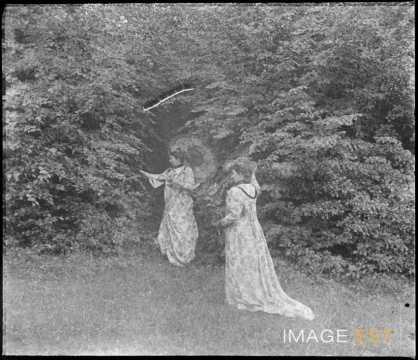 Deux femmes dans une forêt (Vosges ?)