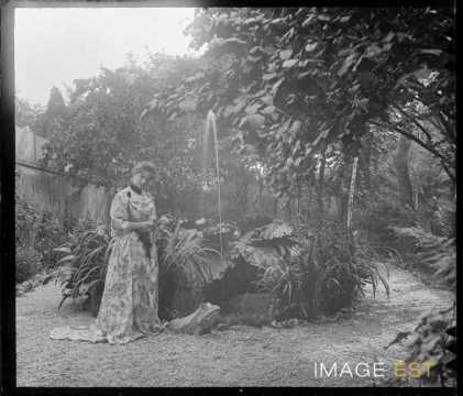 Femme dans un jardin (Nancy)