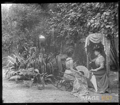 Femmes dans un jardin (Nancy)
