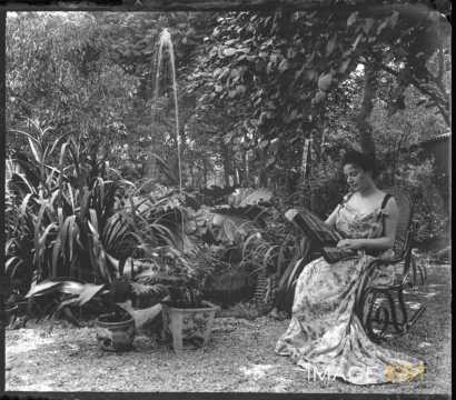 Femme dans un jardin (Nancy)
