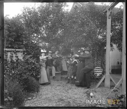 Couple de personnes dans un jardin (Nancy ?)